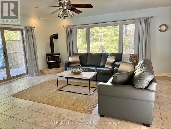 Photo du bâtiment - Grand Bend Executive 4 Bdrm For Rent * 3 B...