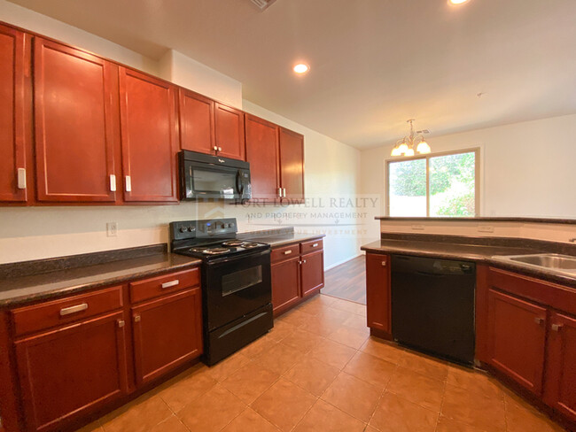 Building Photo - 3 bed 2.5 bath Daravante community Townhom...