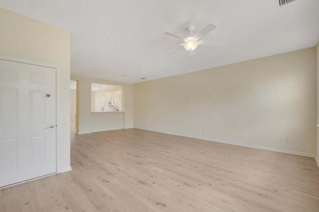 Building Photo - 221 Greenwich Cir