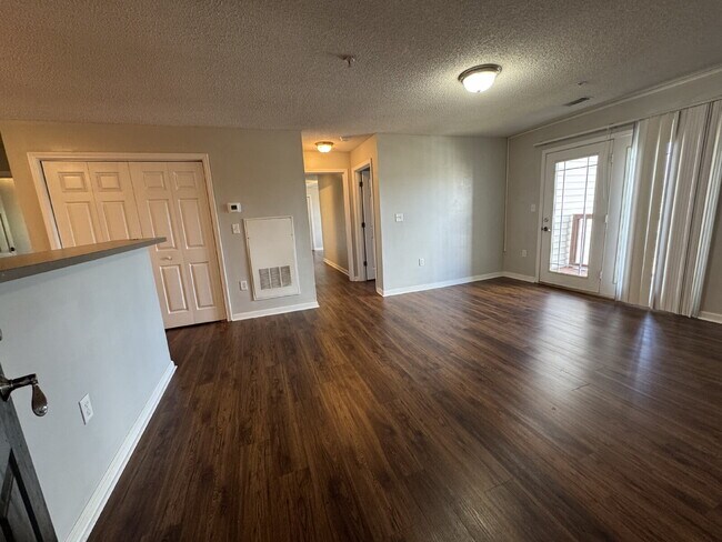 Foto del edificio - 3 bed 3 bath student and family housing ap...