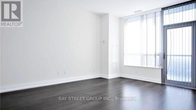 Photo du bâtiment - 5-4515 Sheppard Ave E