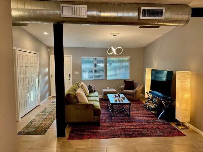 Foto del edificio - 1510 E Whitton Ave