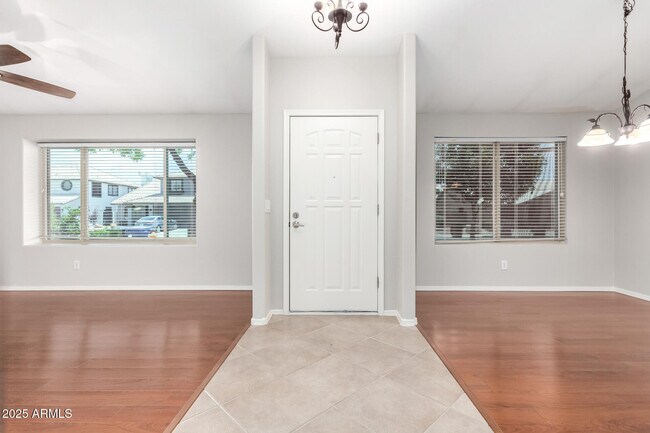 Foto del edificio - 538 W Silver Creek Rd