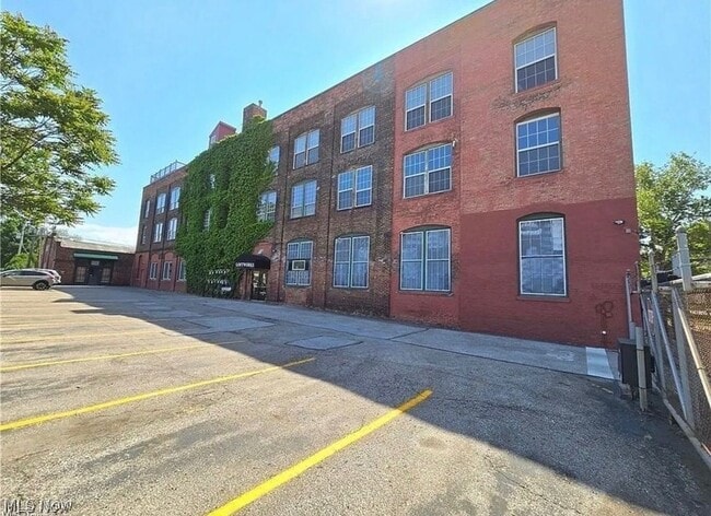 Building Photo - 1667 E 40th St