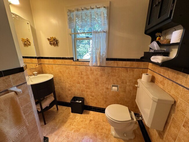 Foto del edificio - Spacious Spanish-Styled 3Bed/2Bath SFH For Rent in the Desirable City of Alameda, Ca!!!