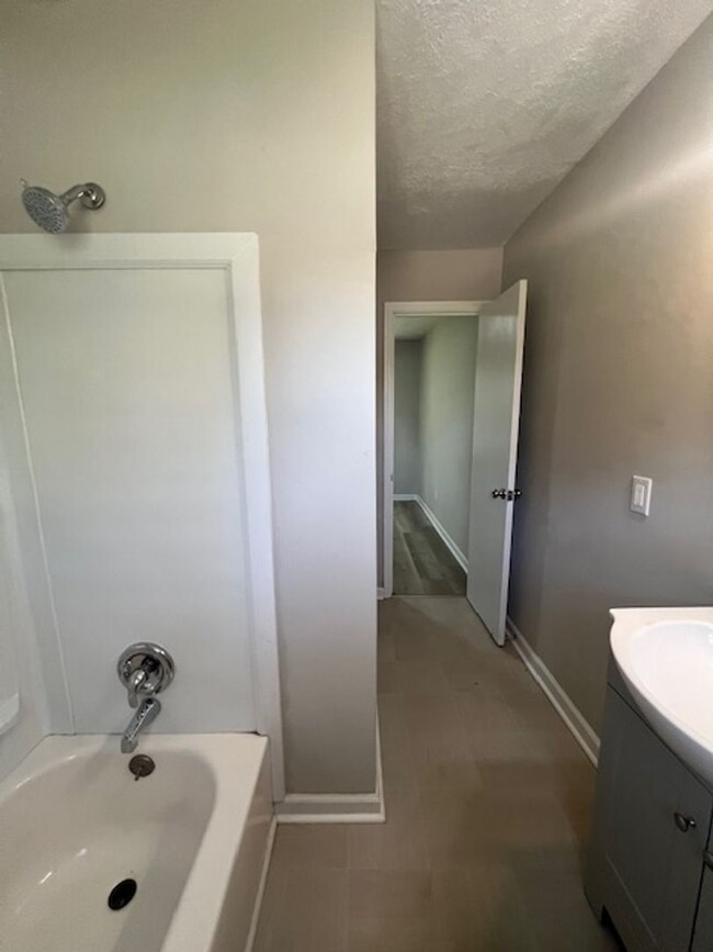 Building Photo - 4945 Fieldcrest Dr