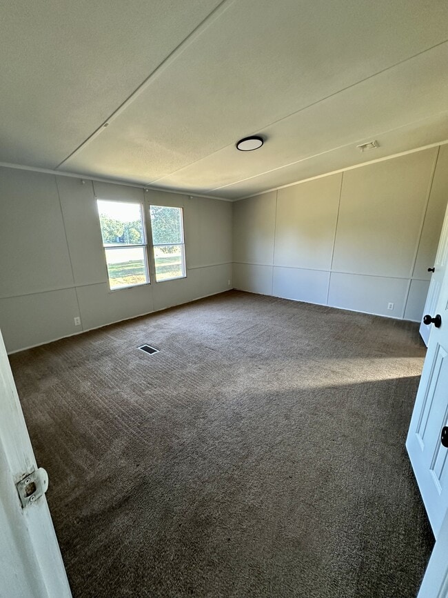 Building Photo - 605 Latham Rd