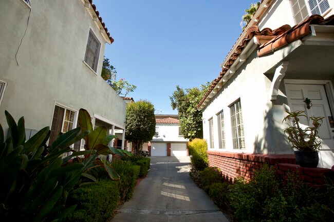 Building Photo - 337 S Mariposa Ave