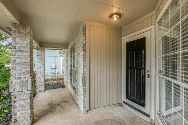 Building Photo - 501 Maple Run Dr