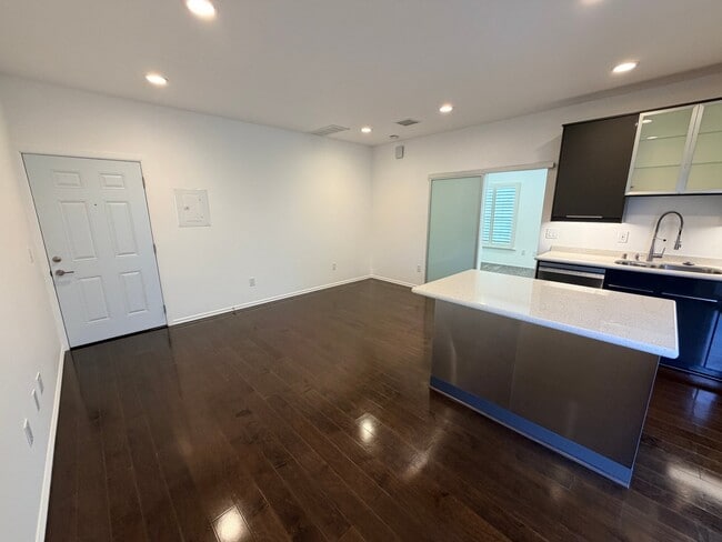 Building Photo - 1119 Poinsettia Dr