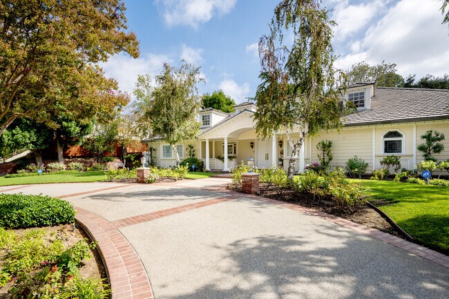 Building Photo - 3300 Vickers Dr