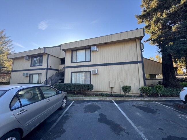 Foto del edificio - One Bedroom Condo In Fairway West Condomin...