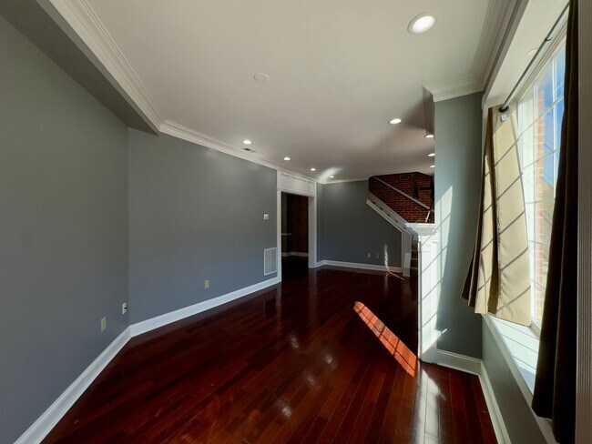 Building Photo - Charming 2Bed/2.5Bath in Washington Vilage...