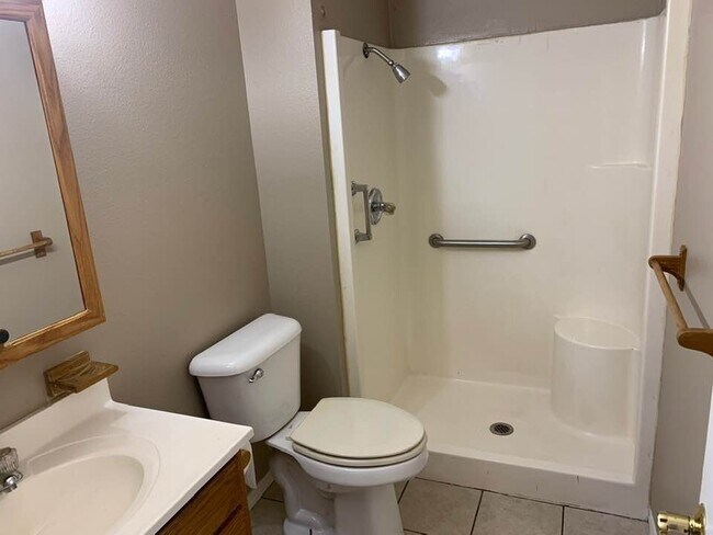 Building Photo - 2 bedroom 1 bath house-central heat and air