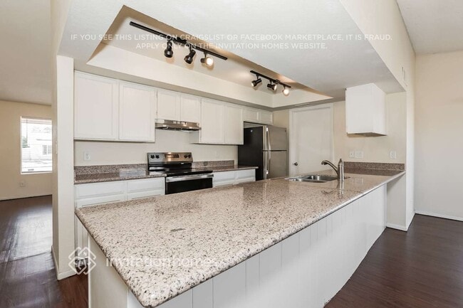 Building Photo - 726 W Laguna Azul Ave