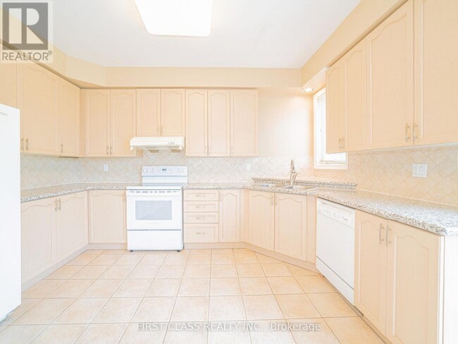 Building Photo - 2507 Nichols Dr