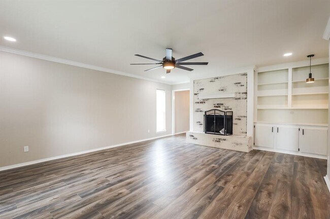 Building Photo - 10025 S Linn Ave