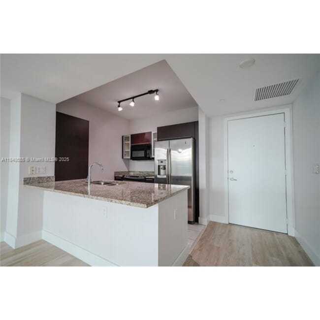 Building Photo - 950 Brickell Bay Dr