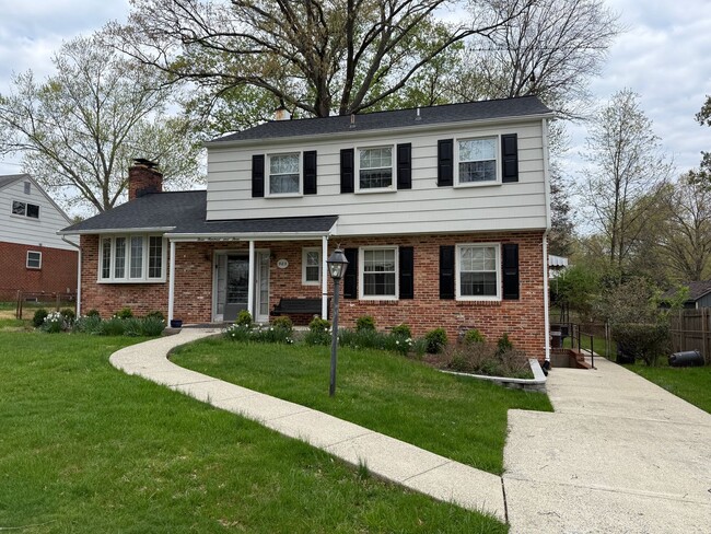 Very well maintained 4BR 2.5BA 5 level spl... - Very well maintained 4BR 2.5BA 5 level spl... House