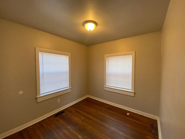 Building Photo - 2 bed/1 bath