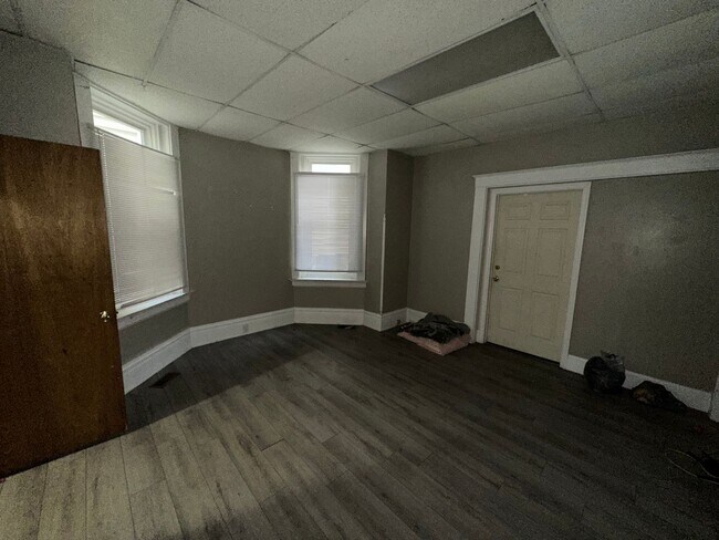 Foto del edificio - 4 Bedroom House Available Next to UC Campus