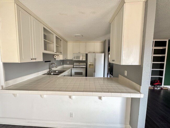 Building Photo - 2 Bedroom, 2 Bath Upstairs Condo in El Cajon