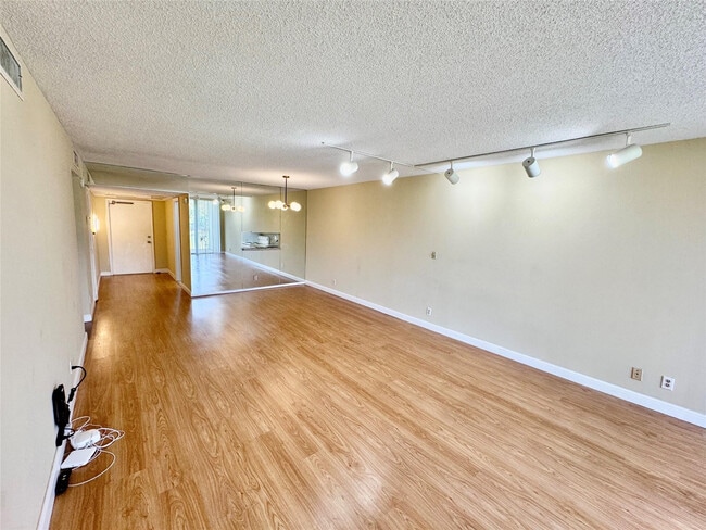 Building Photo - 3351 S Palm Aire Dr