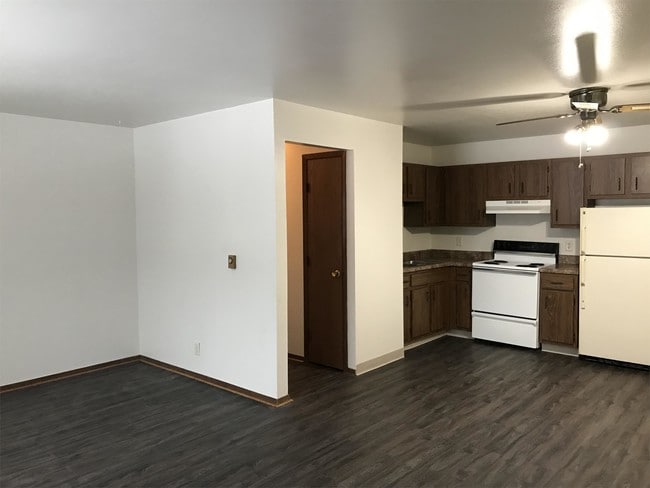 Building Photo - 4320 Kennedy Dr