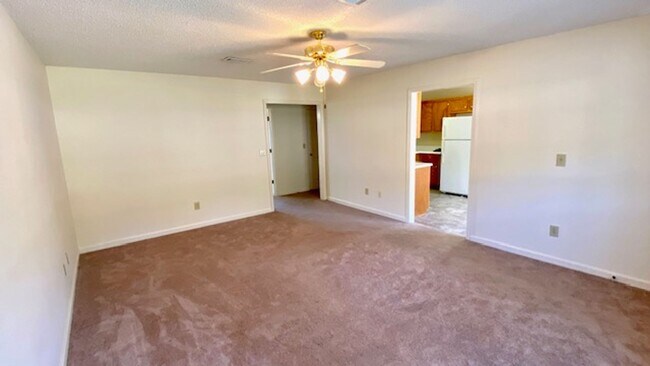 Foto del edificio - Sandcreek Drive #17 &amp; 19