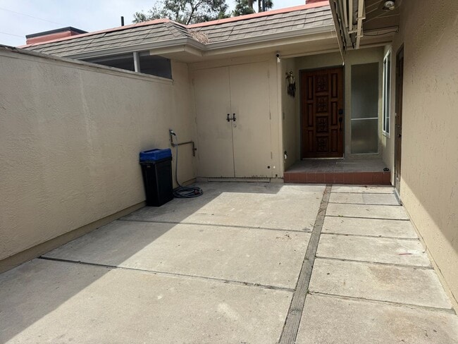 Building Photo - 3BD/2BA HOME w/ attached garage near USD/C...