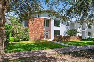 Building Photo - 539 Menendez Ave