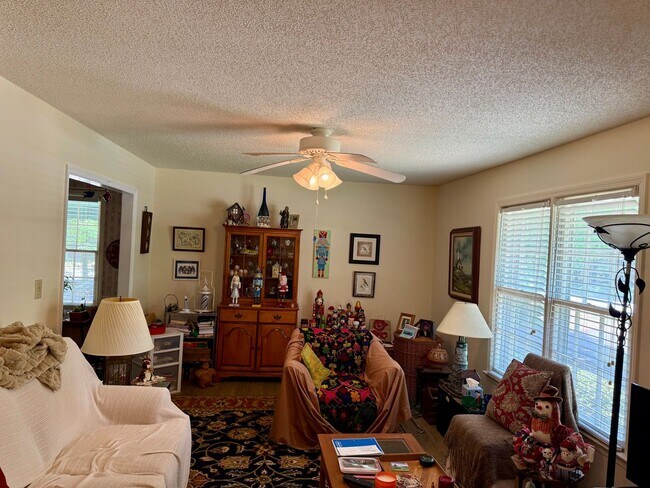 Foto del edificio - Charming 2-bedroom, 1-bathroom Brick Home Available July 2026