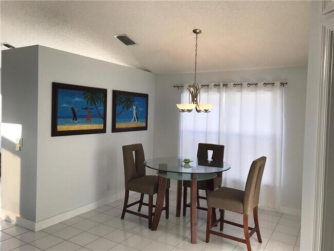 Building Photo - 1391 Fairfax Cir E