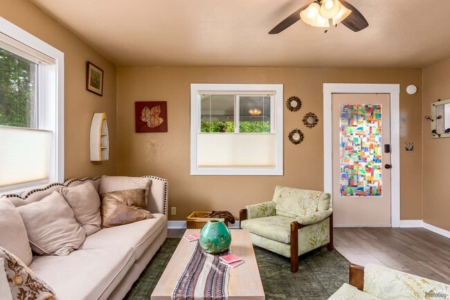 living room (furnished) - 1124 Almaden St