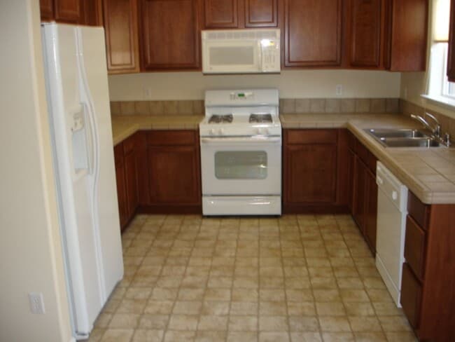 Building Photo - Three Bedroom, Two and a Half Bath Townhom...
