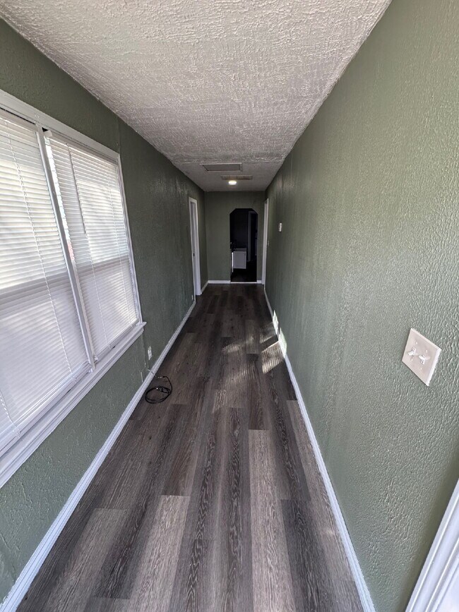 Foto del edificio - 2 Bedroom, 1 Bathroom with fenced yard, and is centrally located in Wichita Ks