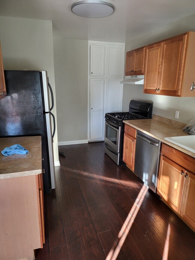 Building Photo - 731 N Vendome St