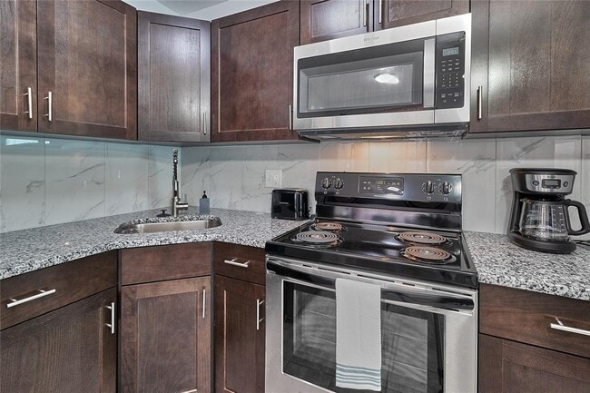 Foto del edificio - 5202 Laurel Pl