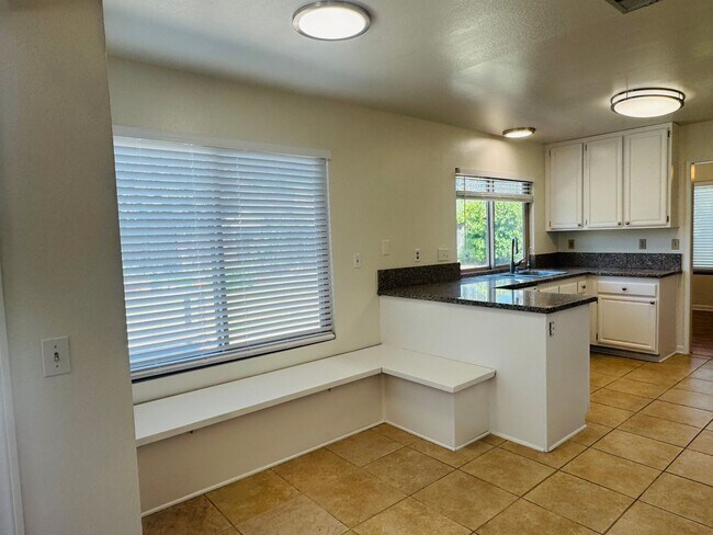 Foto del edificio - 4 Bedroom Cul-de-Sac Home in Mission Oaks