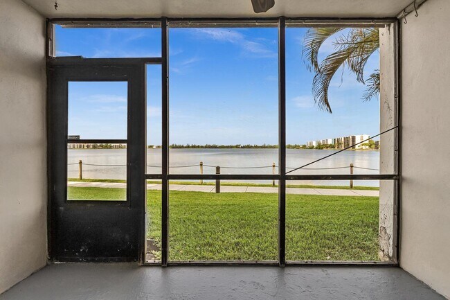 Foto del edificio - 109 Lake Emerald Dr