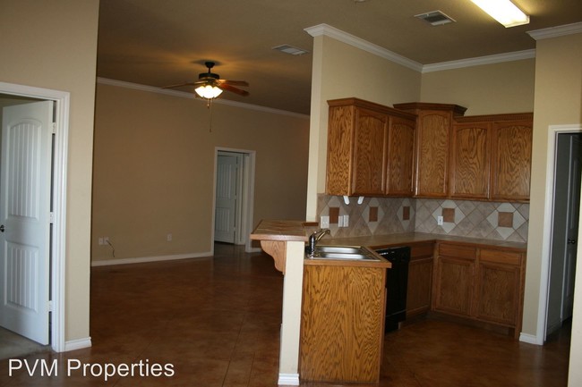 Building Photo - 700 Paso Fino St