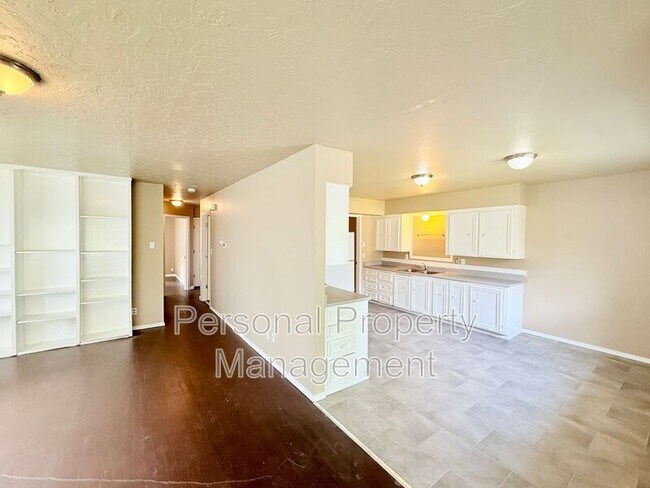 Building Photo - 1104 G St
