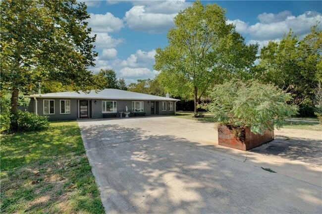 Building Photo - 5608 Oak Blvd