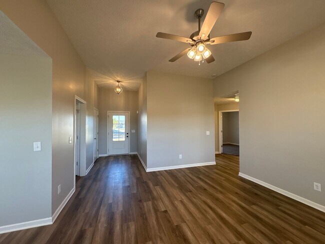 Foto del edificio - BEAUTIFUL 3 BEDROOM 2 BATHROOM HOME IN SCE...