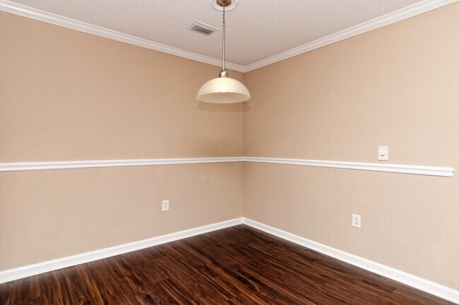 Foto del edificio - Amazing two bedroom 2nd Floor, Summer House Available June 19!