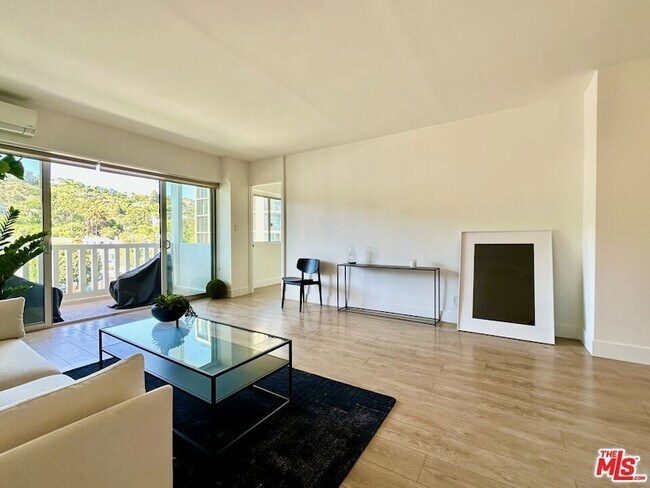 Foto del edificio - 999 N Doheny Dr