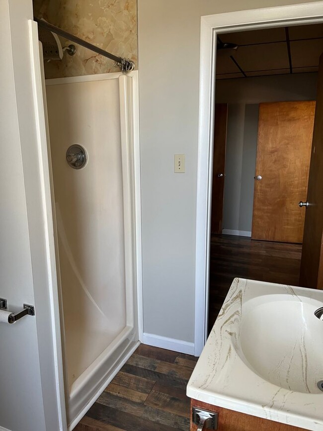 Building Photo - Fresh, clean apartment ready to call home!