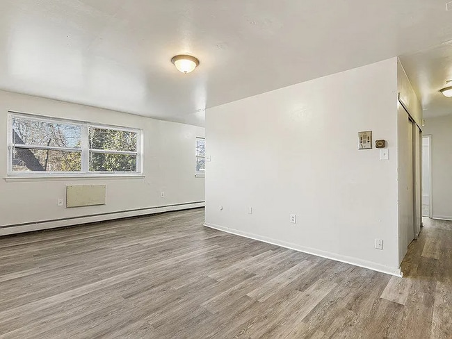 Photo - 921 W Spencer St Apartment