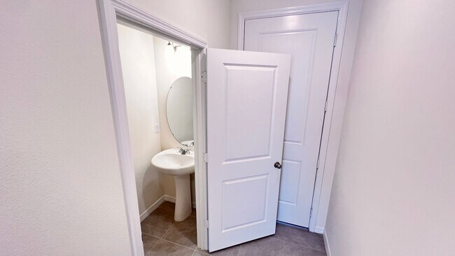 Foto del edificio - Stunning BRAND NEW 3 Bedroom / 2.5 Bath To...