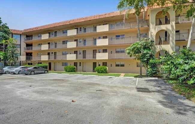 Foto del edificio - 6101 N Falls Cir Dr